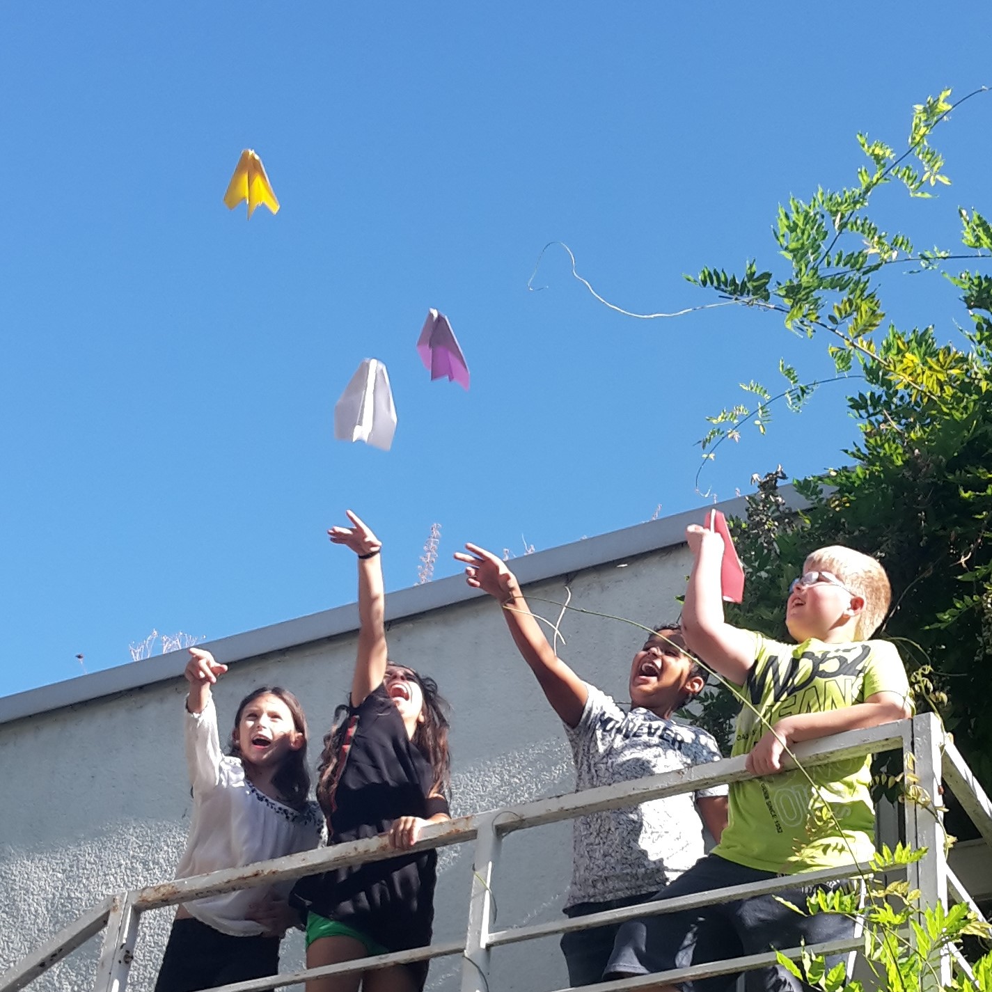 Kinder mit Papierfliegern